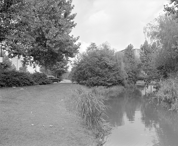 884280 Gezicht op een plantsoen met een waterpartij langs de Breitnerlaan te Jutphaas (gemeente Nieuwegein), in de ...